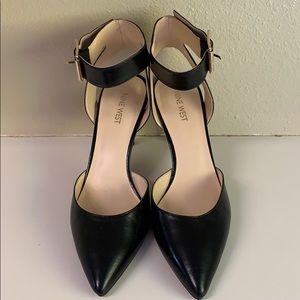 Nine West black leather pointed toe heel